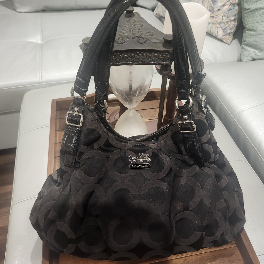 Coach Black Shoulder Bag with Sleek Design